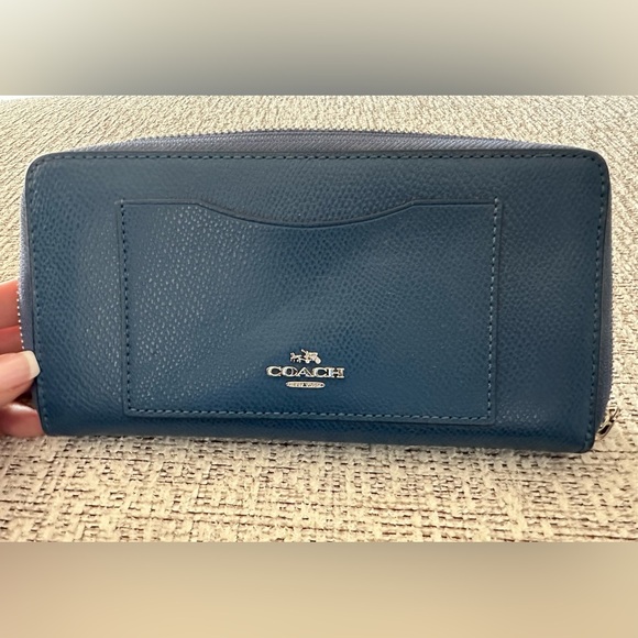 Coach teal zippy wallet. Pre loved, barely used. - Picture 1 of 4